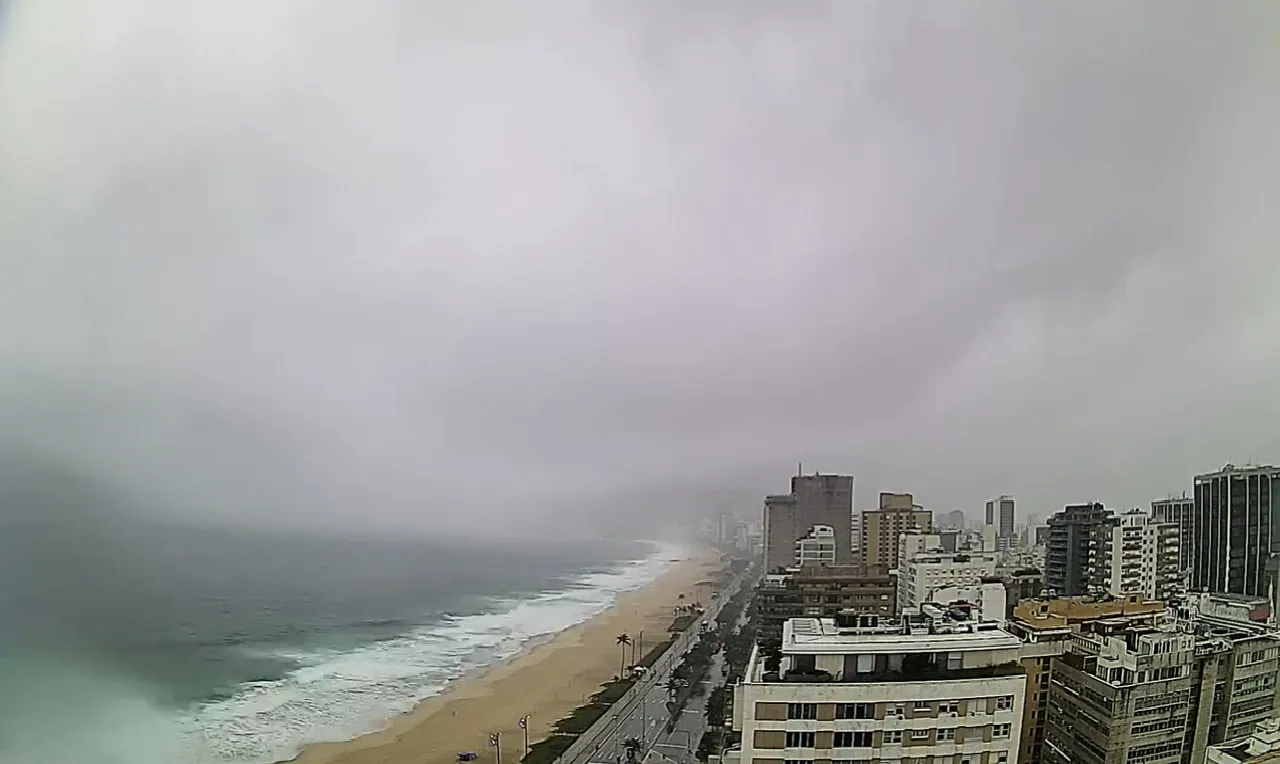 A imagem mostra  a chuva no litoral do Rio de Janeiro